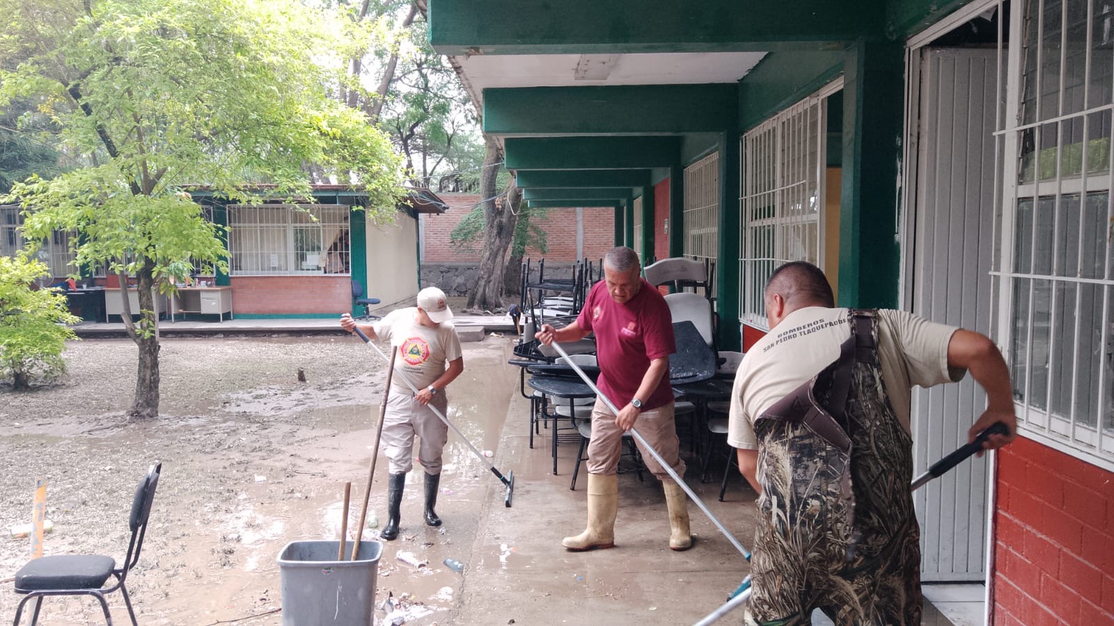 TLAQUEPAQUE CONTINÚA CON LOS TRABAJOS DE SANEAMIENTO TRÁS LA LLUVIA DE AYER
