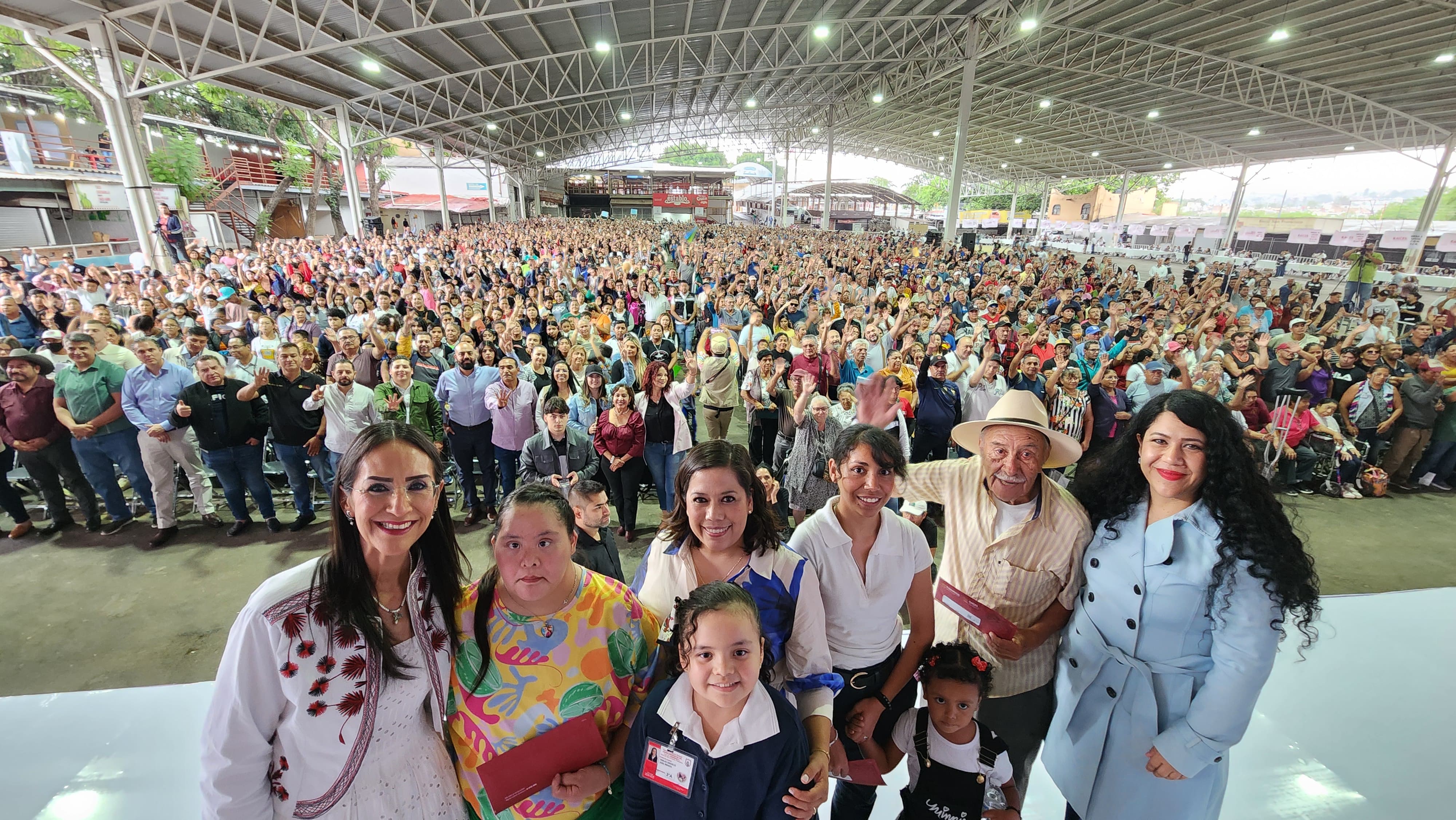 CON UNA ASISTENCIA DE 6 MIL PERSONAS TLAQUEPAQUE INICIA LA ENTREGA DE TARJETAS DEL BIENESTAR Y MOCHILAS CON ÚTILES ESCOLARES