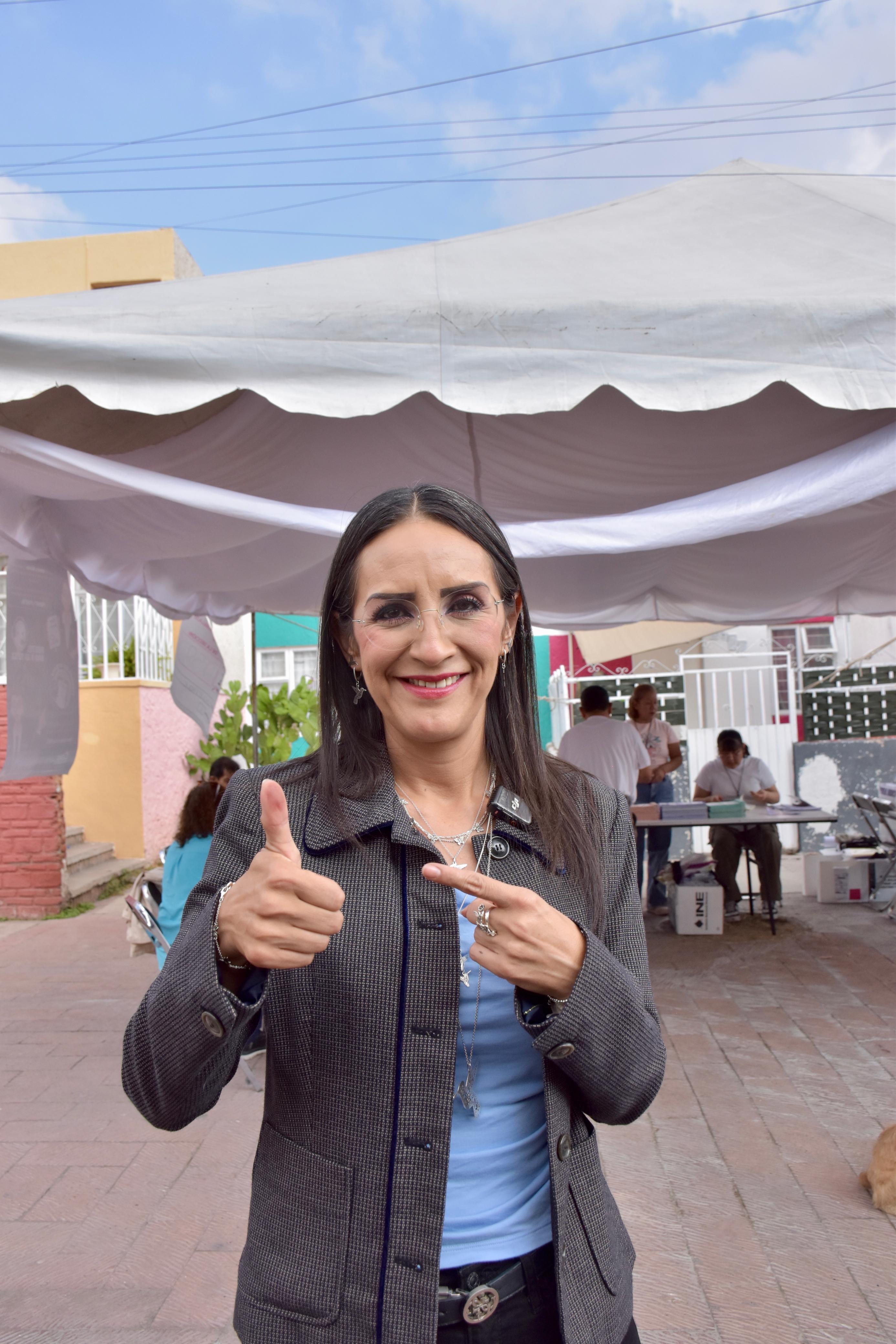 LAURA IMELDA EMITE VOTO EN LA ELECCIÓN JUDICIAL