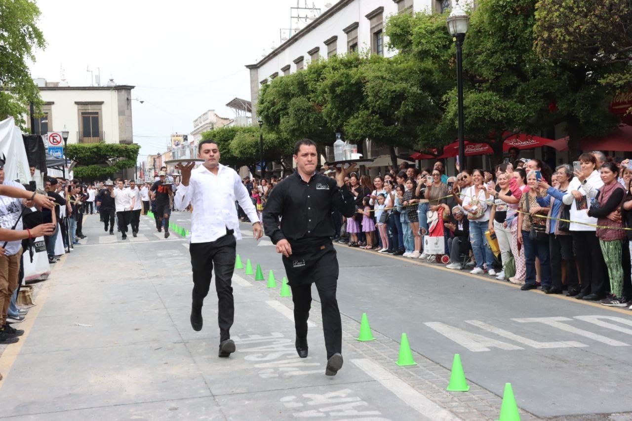 TLAQUEPAQUE REALIZA LA TRADICIONAL CARRERA DE LAS Y LOS MESEROS