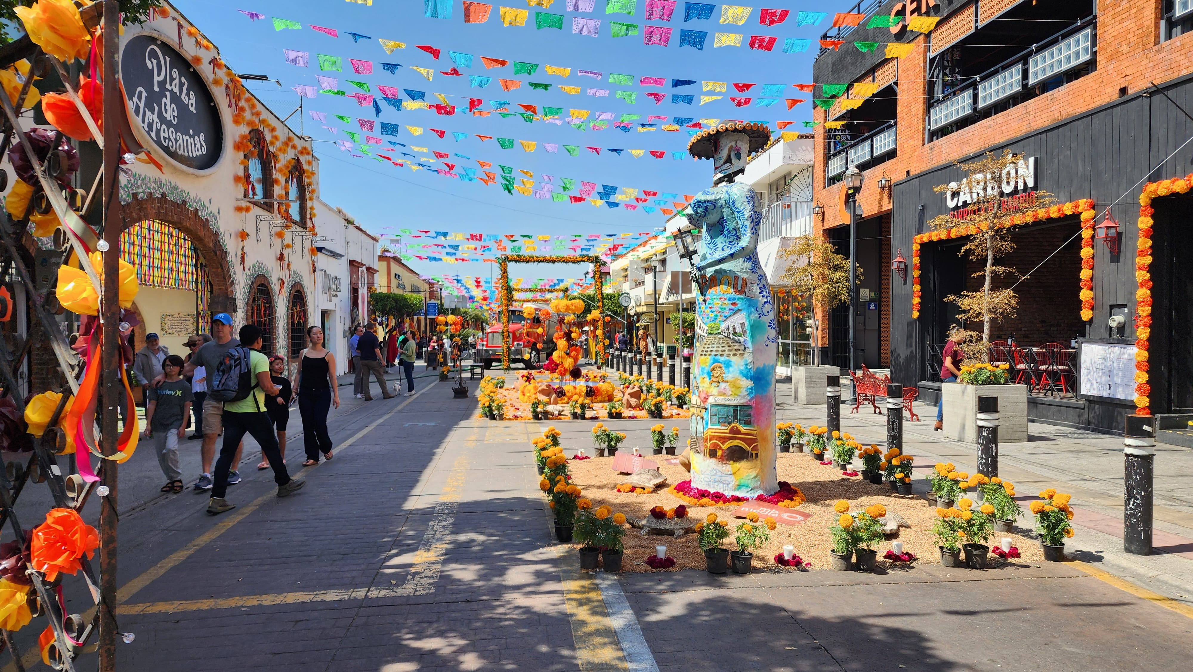 SAN PEDRO TLAQUEPAQUE ROMPE RÉCORD CON EL ALTAR MÁS GRANDE DEL MUNDO 