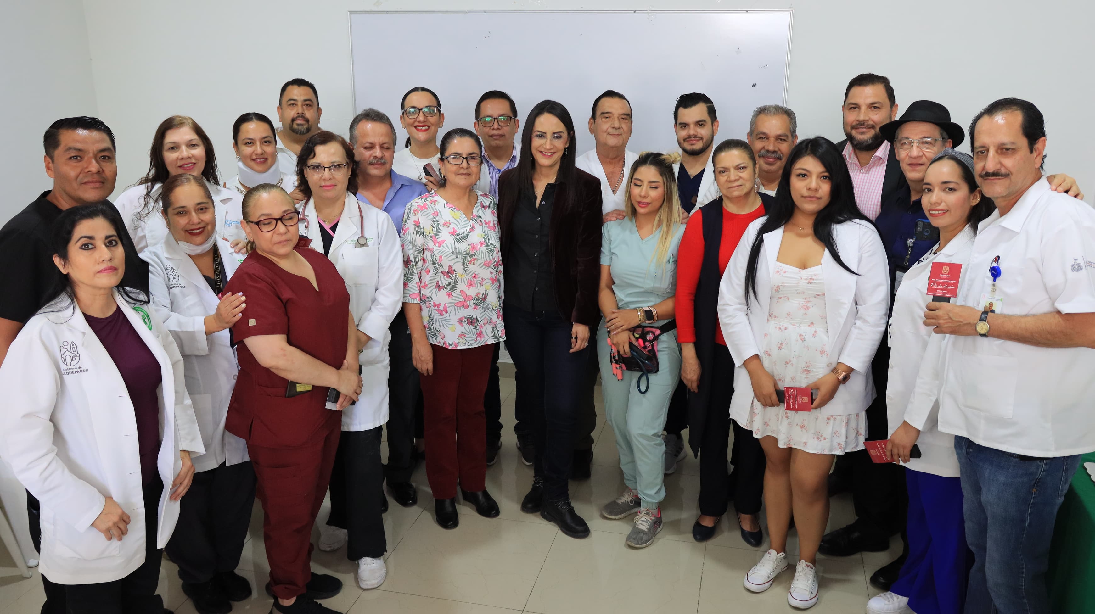 LAURA IMELDA RECONOCE A LAS Y LOS MÉDICOS DEL MUNICIPIO EN SU DÍA