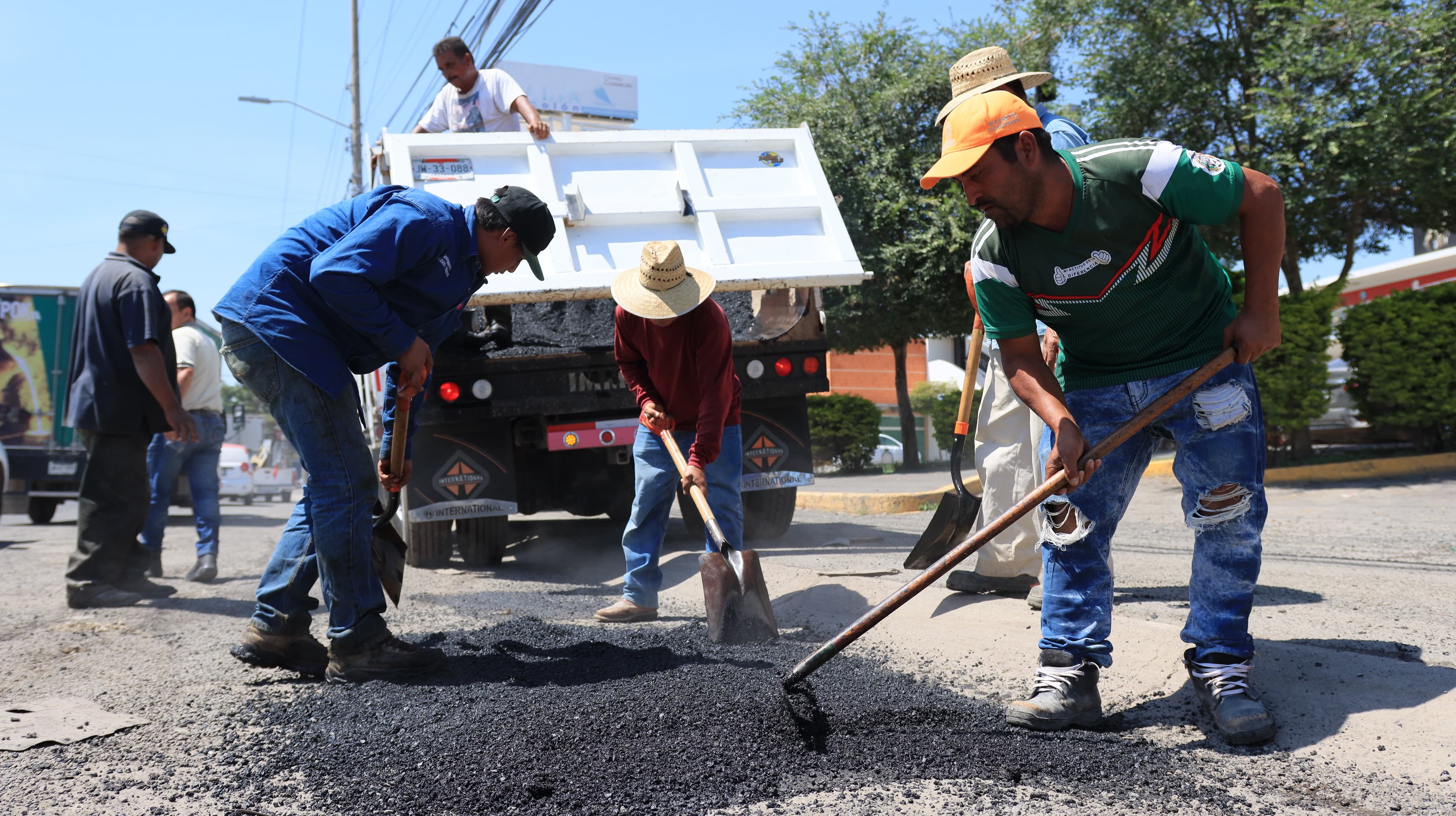 EN TLAQUEPAQUE SE REHABILITAN CASI TRES MIL METROS CUADRADOS EN BACHEO