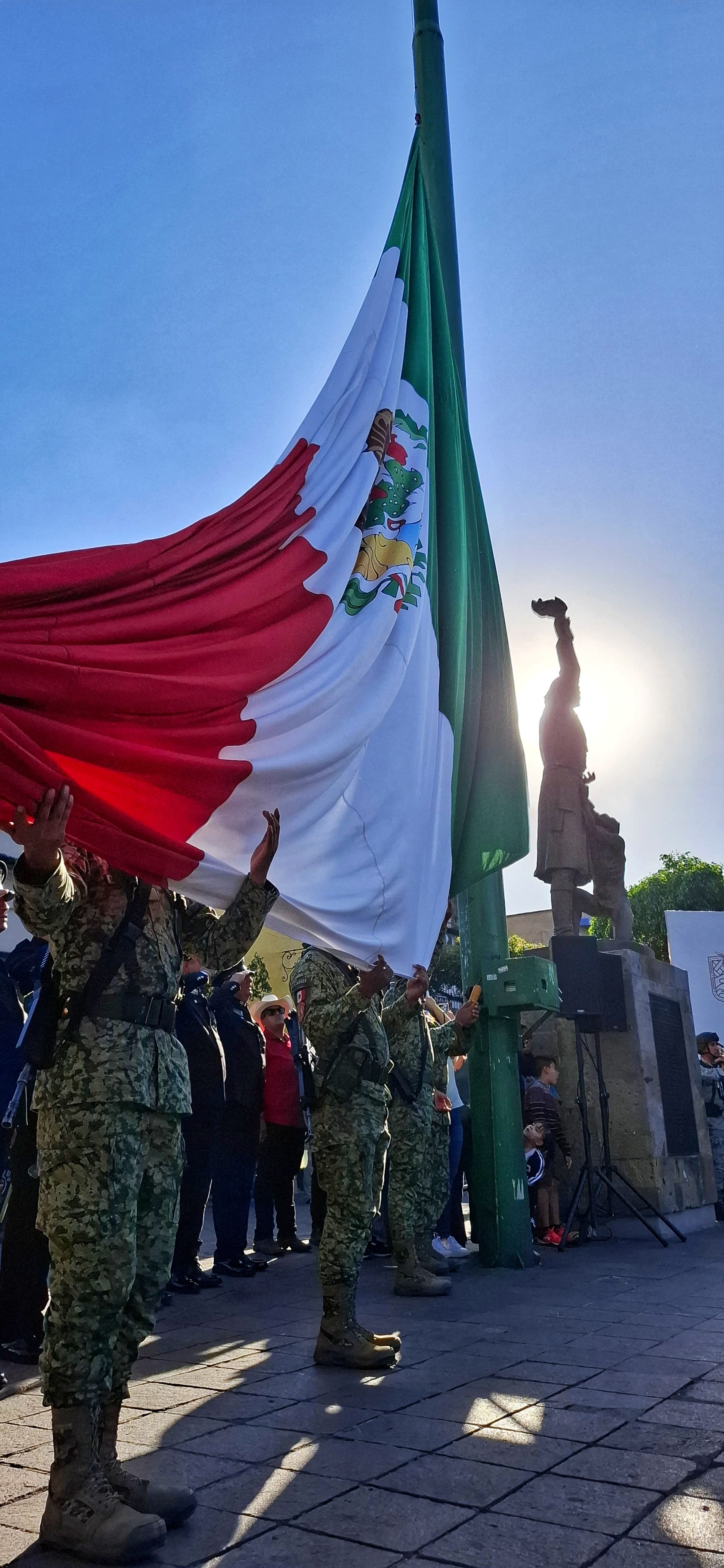 ENCABEZA LAURA IMELDA CEREMONIA DEL DÍA DE LA BANDERA