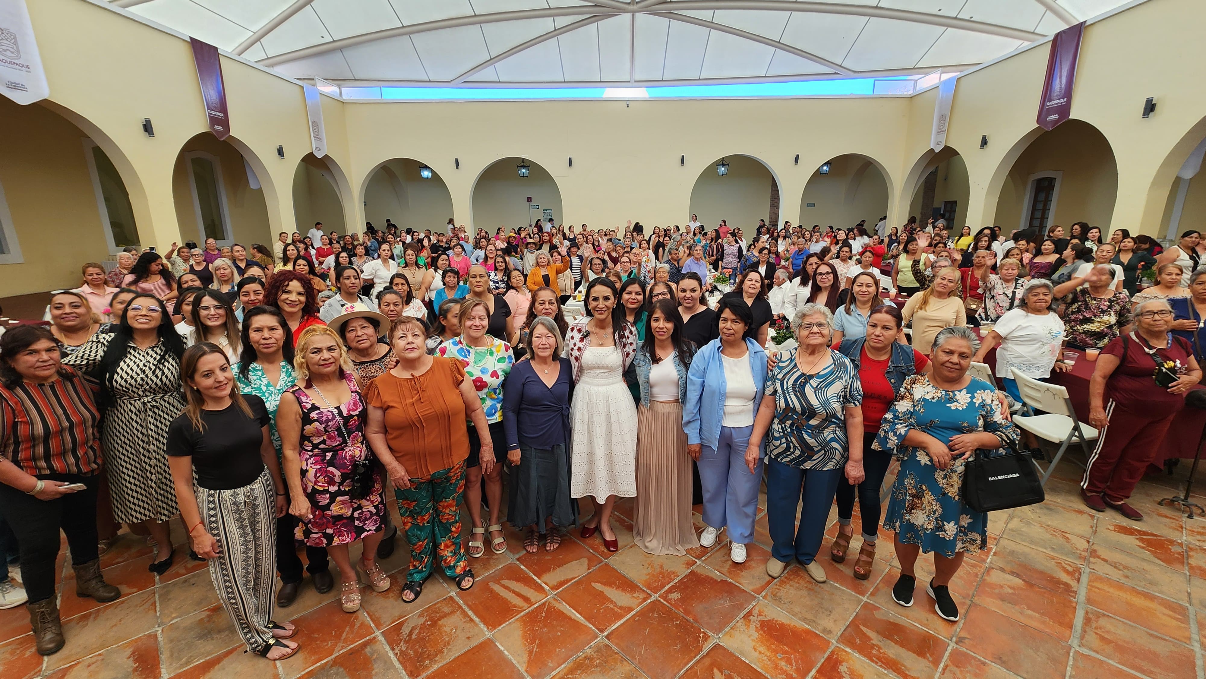 FESTEJA LAURA IMELDA DÍA DE LA MADRE CON 400 MUJERES LÍDERES DE COLONIAS DE TLAQUEPAQUE