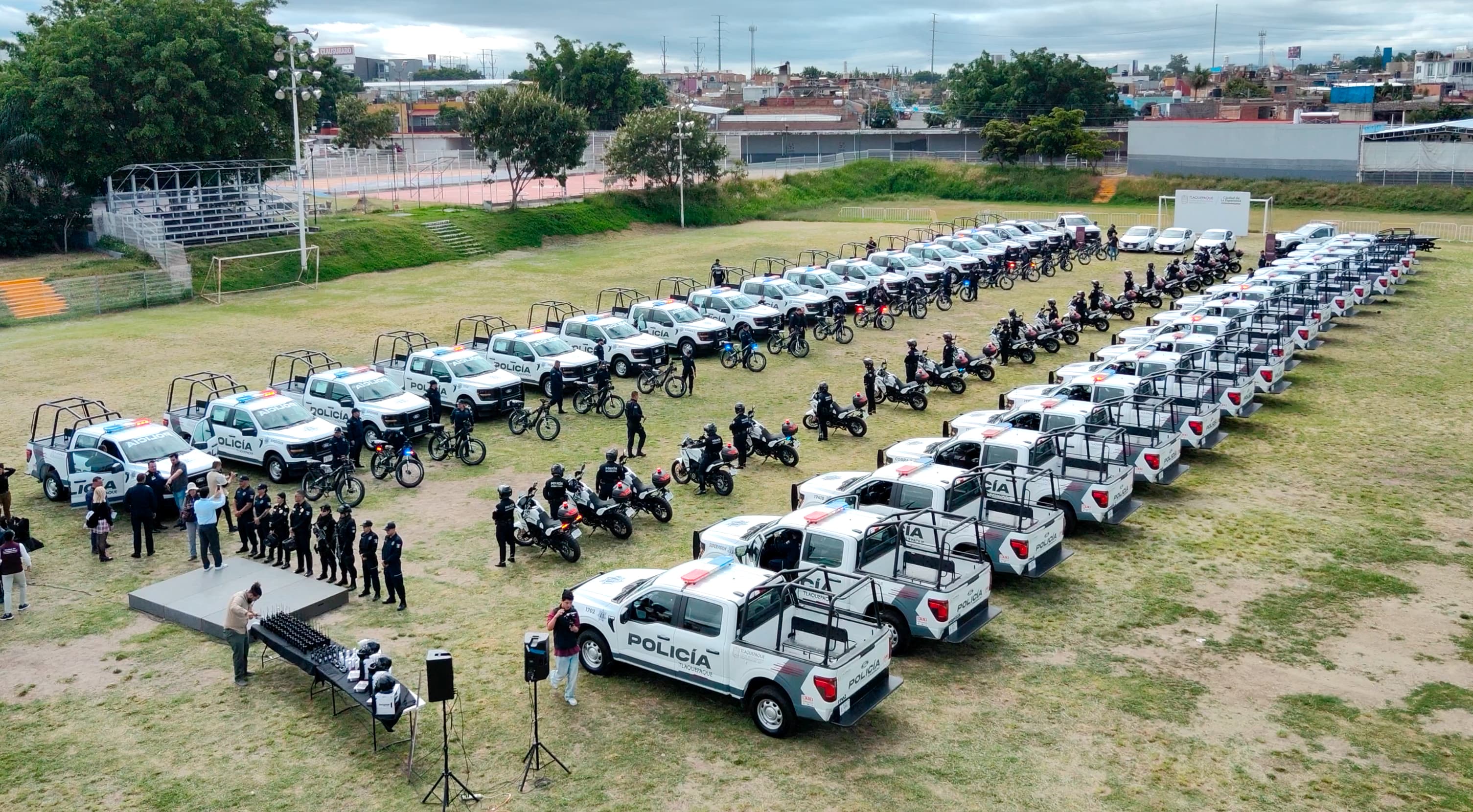 LAURA IMELDA ENTREGA PATRULLAS Y EQUIPAMIENTO POLICIAL POR 100 MILLONES DE PESOS