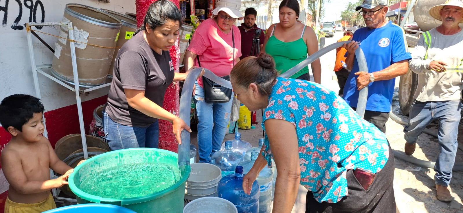 ANTE FALLAS DEL SIAPA, TLAQUEPAQUE ABASTECE DE AGUA POTABLE A 14 COLONIAS AFECTADAS